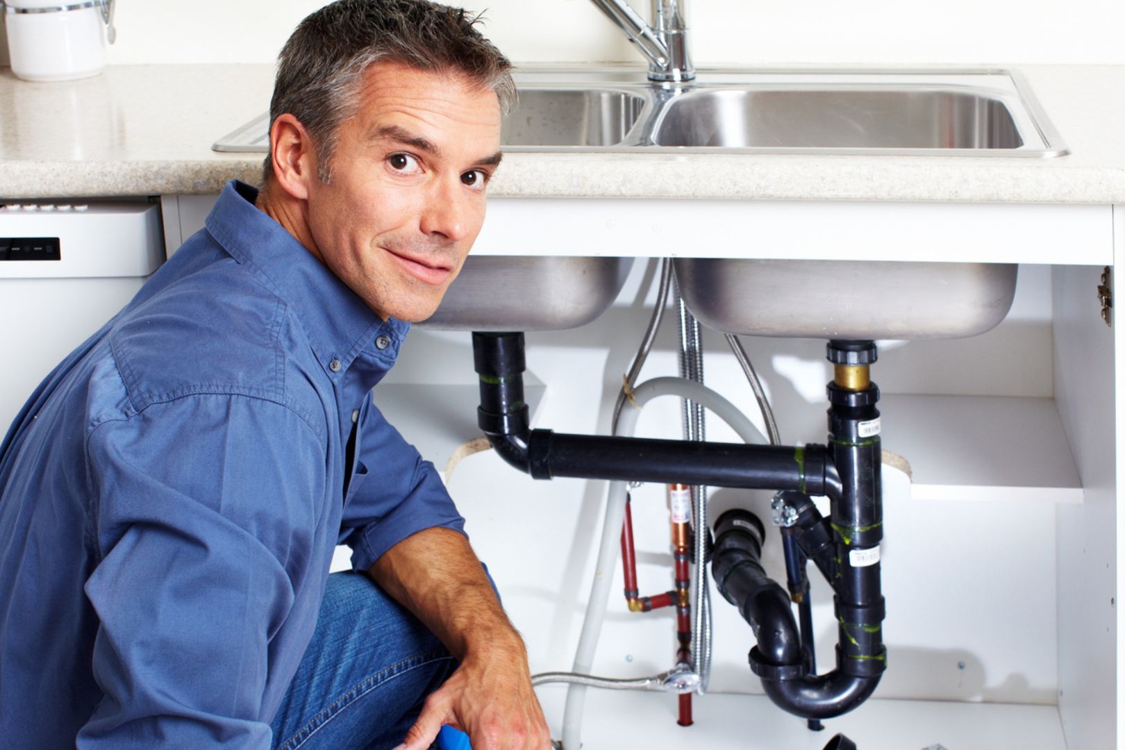 Como saber quando chamar um encanador profissional